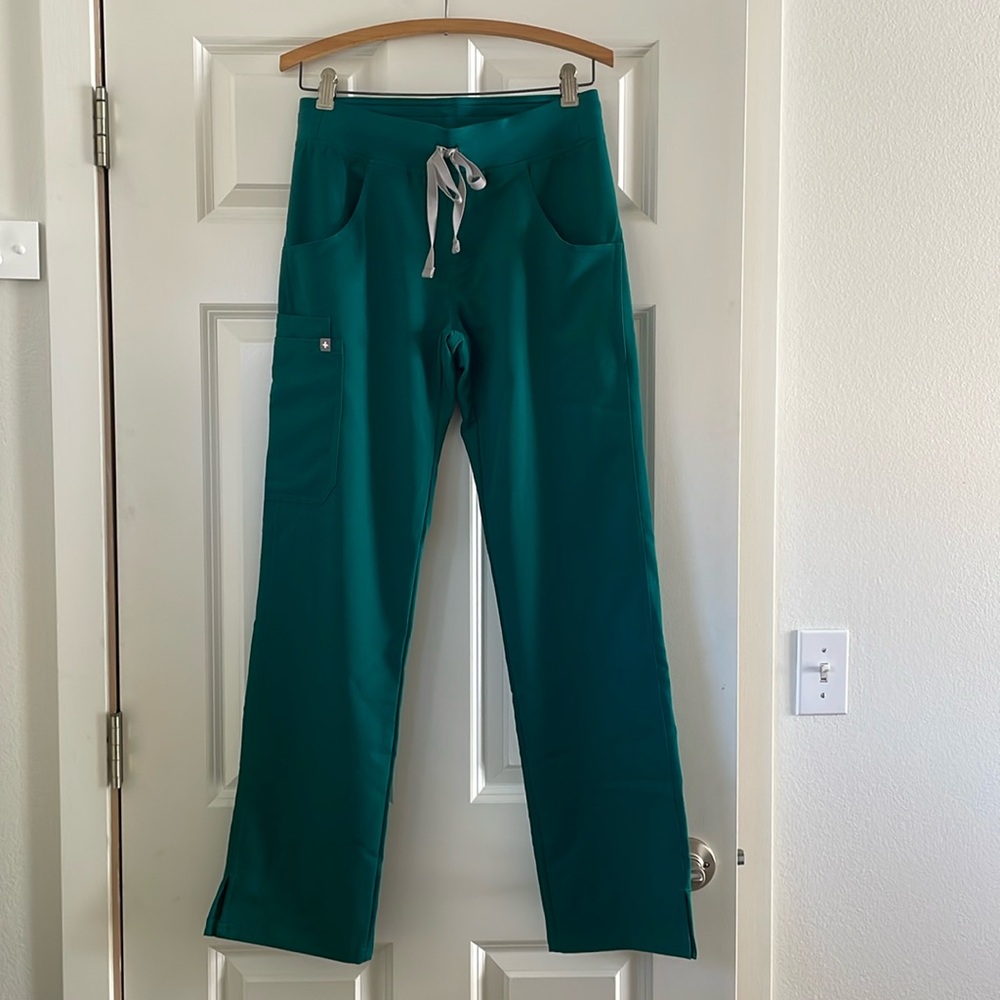 Figs Kade Cargo scrub pants— NEW